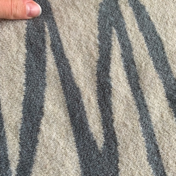 NWOT Oversized lantern sleeve sweater - Picture 3 of 5